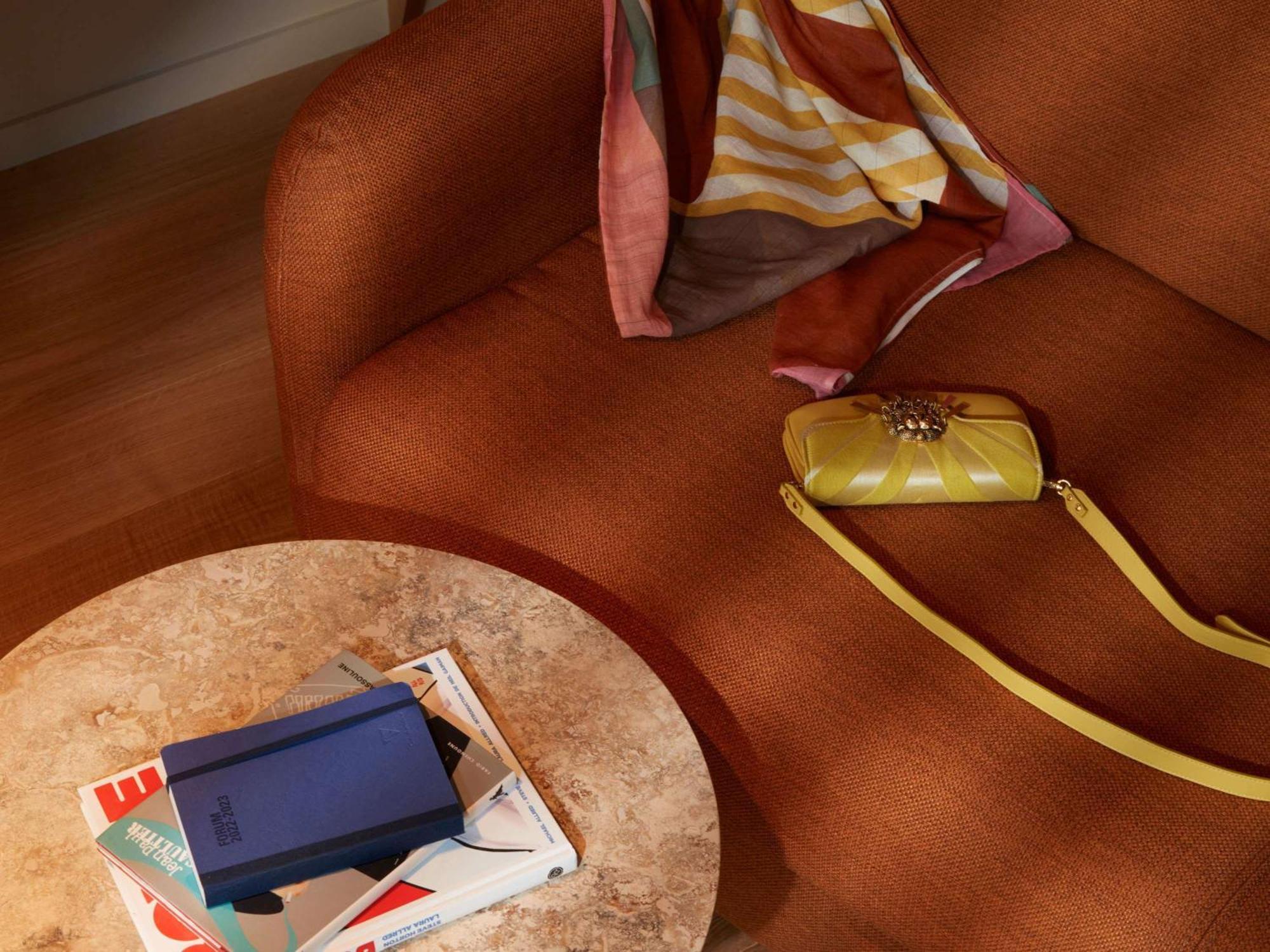 So/ Paris Hotel Luaran gambar A leather chair