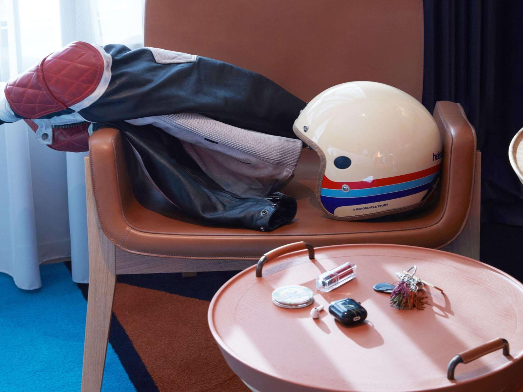 So/ Paris Hotel Luaran gambar A jet helmet