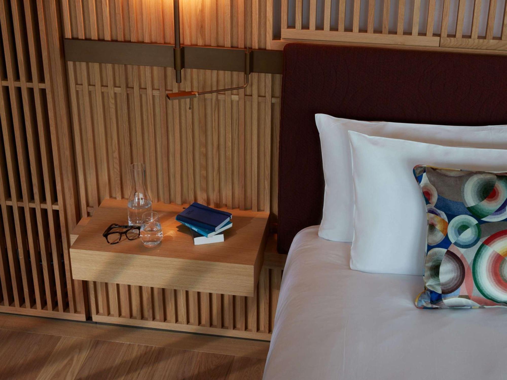 So/ Paris Hotel Luaran gambar A bedside table