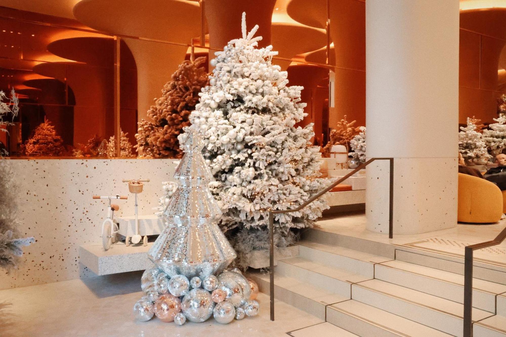 So/ Paris Hotel Luaran gambar Christmas tree at the Four Seasons Hotel, Hong Kong
