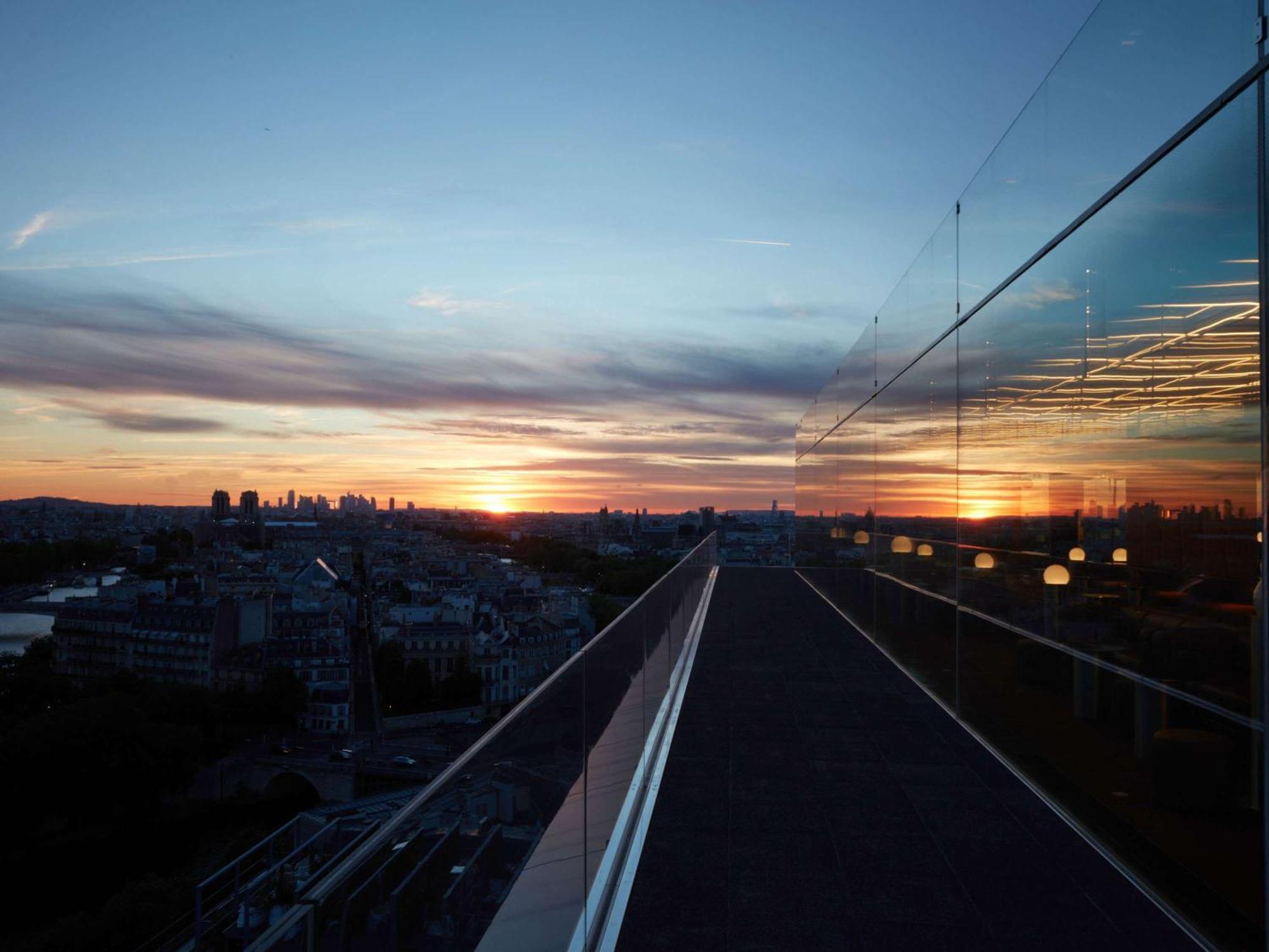 So/ Paris Hotel Luaran gambar Sunset over the tracks