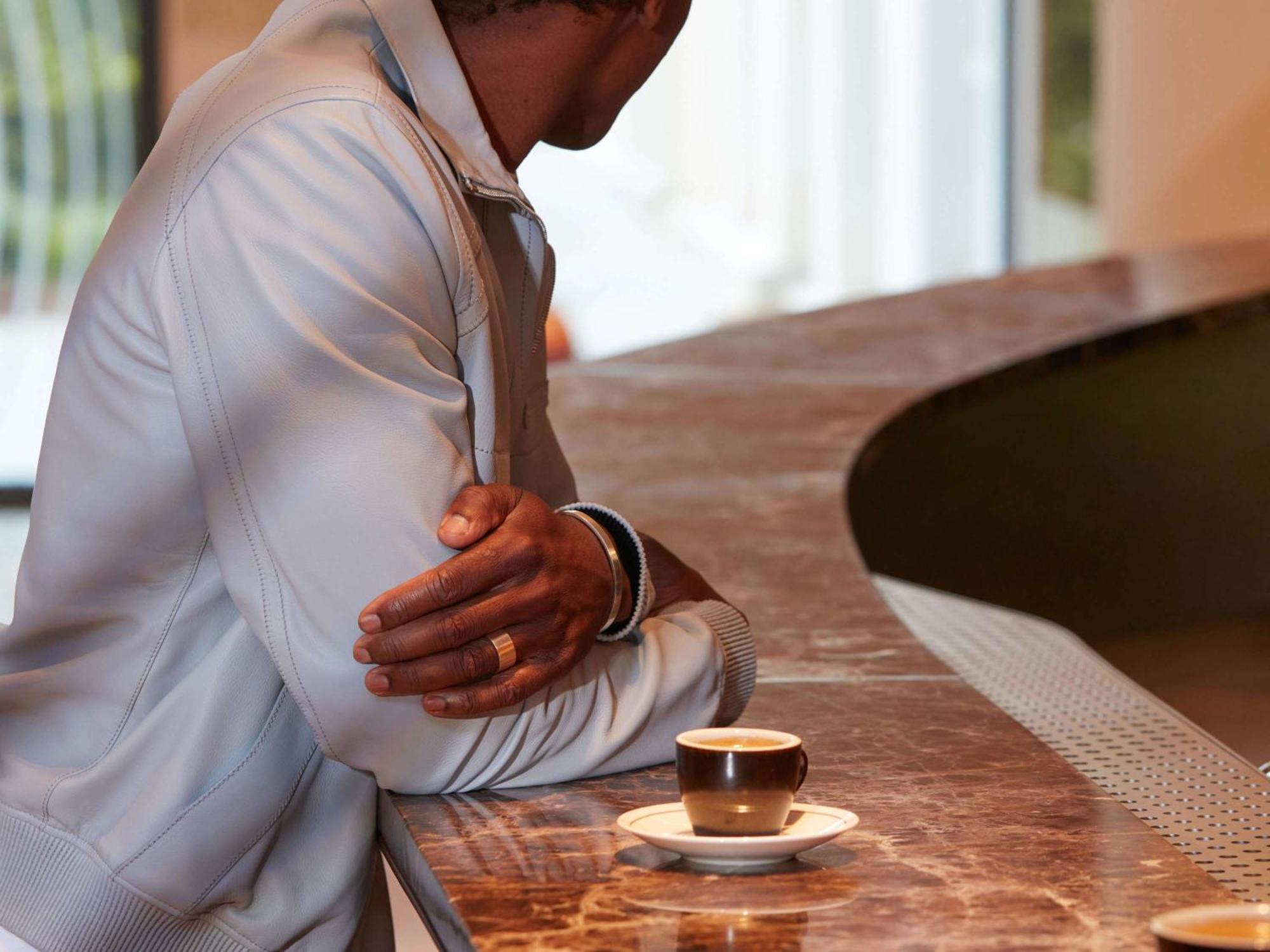 So/ Paris Hotel Luaran gambar A man leaning on a bar