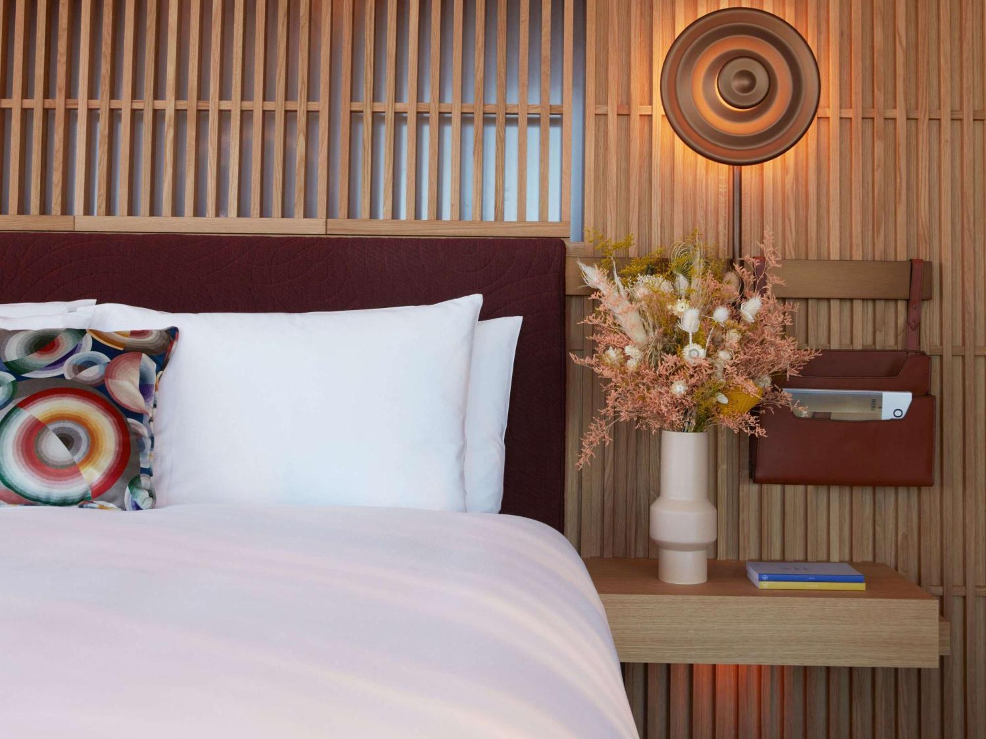 So/ Paris Hotel Luaran gambar A bedroom at the hotel