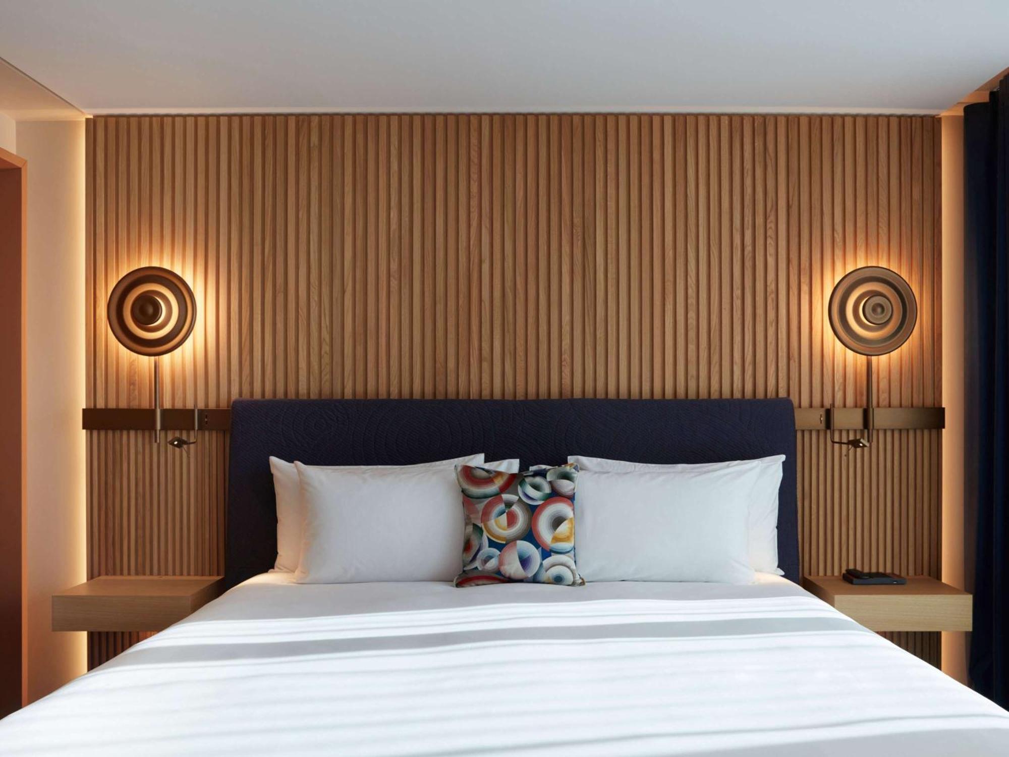 So/ Paris Hotel Luaran gambar A bedroom at the hotel